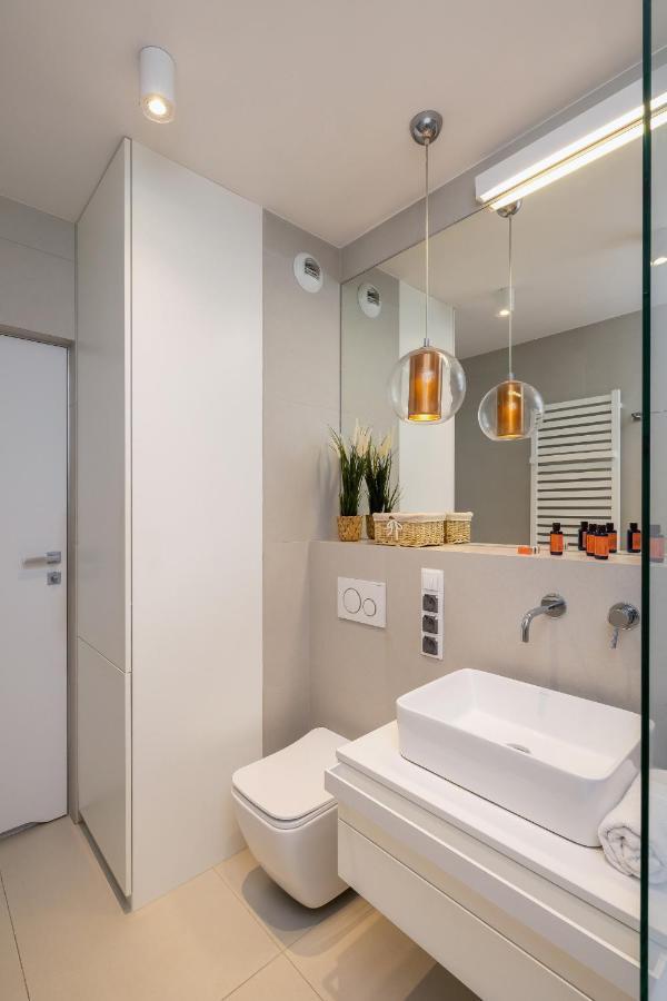 Vetulaniego Apartment With Air Conditioning & Parking By Renters Prestige คราคูฟ ภายนอก รูปภาพ