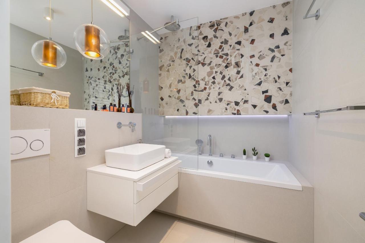 Vetulaniego Apartment With Air Conditioning & Parking By Renters Prestige คราคูฟ ภายนอก รูปภาพ